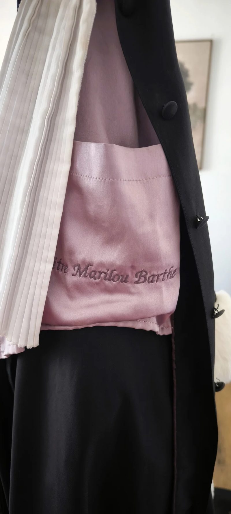 Robe d'audience au nom de Maître Marilou BARTHE, avocate à Montauban